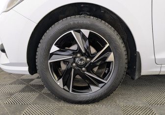 Подержанный автомобиль Hyundai Solaris Sedan 2022 года (18 фото)