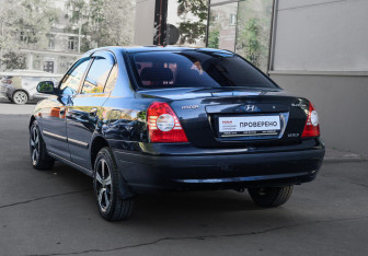 Подержанный автомобиль Hyundai Elantra Sedan 2004 года (6 фото)