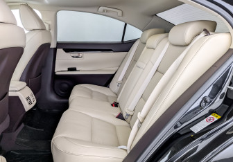 Подержанный автомобиль Lexus ES 2016 года (12 фото)