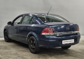 Подержанный автомобиль Opel Astra Sedan 2010 года (7 фото)