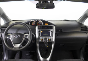 Подержанный автомобиль Toyota Verso 2012 года (13 фото)