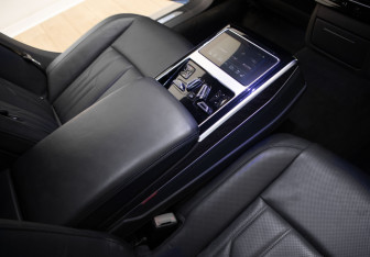 Подержанный автомобиль Audi A8 2022 года (8 фото)