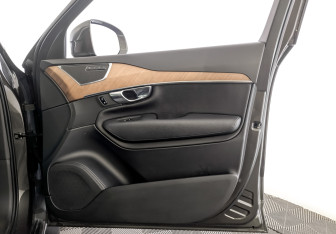 Подержанный автомобиль Volvo XC90 2017 года (25 фото)