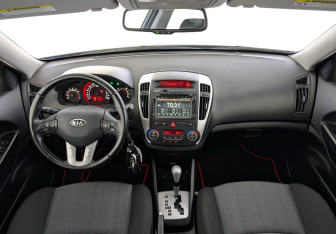 Подержанный автомобиль Kia Ceed Wagon 2011 года (14 фото)