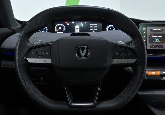 Подержанный автомобиль Changan UNI-V 2023 года (10 фото)