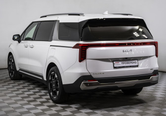 Подержанный автомобиль Kia Carnival 2025 года (7 фото)
