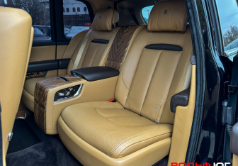 Подержанный автомобиль Rolls-Royce Cullinan 2019 года (10 фото)