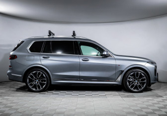 Подержанный автомобиль BMW X7 2024 года (4 фото)
