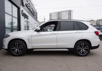 Подержанный автомобиль BMW X5 2016 года (8 фото)
