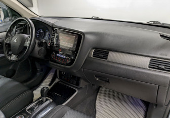Подержанный автомобиль Mitsubishi Outlander 2018 года (19 фото)