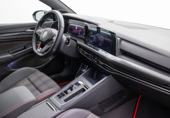 Подержанный автомобиль Volkswagen Golf GTI Hatchback 2022 года (10 фото)