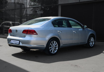 Подержанный автомобиль Volkswagen Passat Sedan 2011 года (4 фото)