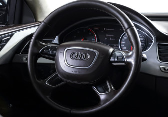 Подержанный автомобиль Audi A8 2016 года (15 фото)