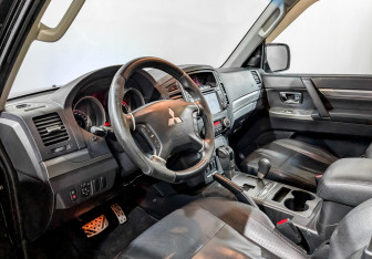Подержанный автомобиль Mitsubishi Pajero 2011 года (16 фото)