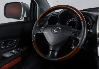 Подержанный автомобиль Lexus RX 2004 года (12 фото)
