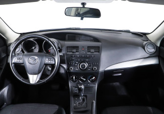 Подержанный автомобиль Mazda 3 Hatchback 2013 года (11 фото)