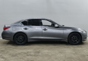 Подержанный автомобиль Infiniti Q50 2014 года (4 фото)