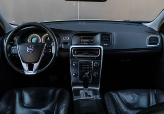 Подержанный автомобиль Volvo V60 2011 года (9 фото)