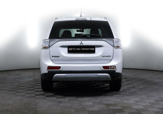 Подержанный автомобиль Mitsubishi Outlander 2014 года (4 фото)