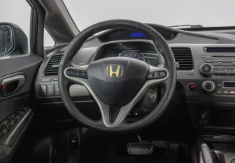 Подержанный автомобиль Honda Civic Sedan 2010 года (15 фото)