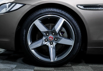 Подержанный автомобиль Jaguar XE 2016 года (15 фото)
