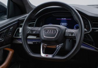 Подержанный автомобиль Audi Q8 2018 года (15 фото)