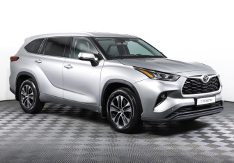 Подержанный автомобиль Toyota Highlander 2021 года (3 фото)