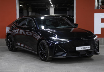 Подержанный автомобиль Changan UNI-V 2023 года (3 фото)