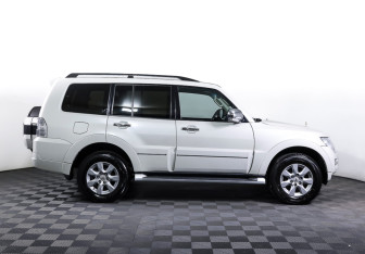 Подержанный автомобиль Mitsubishi Pajero 2021 года (4 фото)