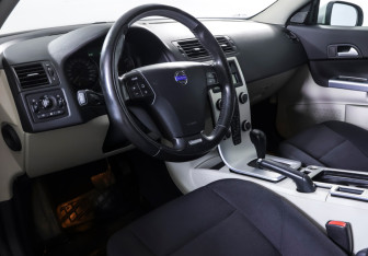 Подержанный автомобиль Volvo C30 2011 года (13 фото)