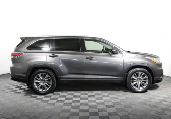 Подержанный автомобиль Toyota Highlander 2015 года (4 фото)