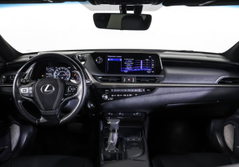 Подержанный автомобиль Lexus ES 2020 года (17 фото)
