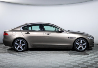 Подержанный автомобиль Jaguar XE 2016 года (4 фото)