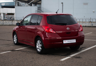 Подержанный автомобиль Nissan Tiida Hatchback 2012 года (7 фото)