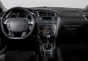 Подержанный автомобиль Citroen C4 Hatchback 2012 года (12 фото)