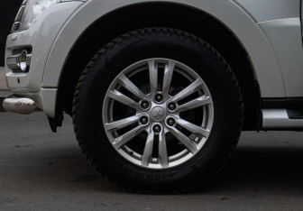 Подержанный автомобиль Mitsubishi Pajero 2015 года (19 фото)