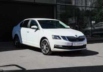 Подержанный автомобиль Skoda Octavia Liftback 2019 года (3 фото)