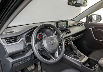 Подержанный автомобиль Toyota RAV4 2021 года (17 фото)
