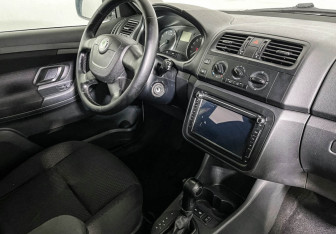 Подержанный автомобиль Skoda Fabia Hatchback 2010 года (9 фото)