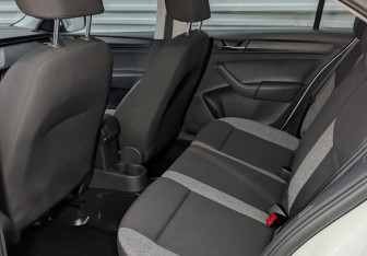 Подержанный автомобиль Skoda Rapid Liftback 2021 года (12 фото)