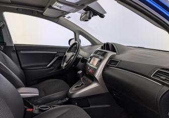 Подержанный автомобиль Toyota Verso 2014 года (13 фото)