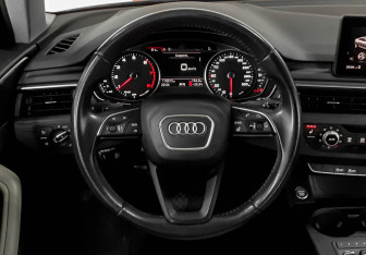 Подержанный автомобиль Audi A4 Sedan 2017 года (11 фото)