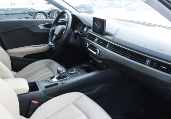 Подержанный автомобиль Audi A4 Sedan 2019 года (9 фото)