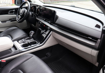 Подержанный автомобиль Kia Carnival 2023 года (8 фото)