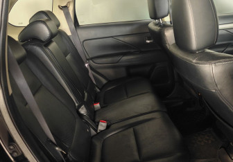 Подержанный автомобиль Mitsubishi Outlander 2014 года (11 фото)