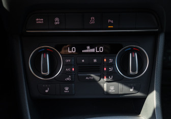 Подержанный автомобиль Audi Q3 2016 года (21 фото)