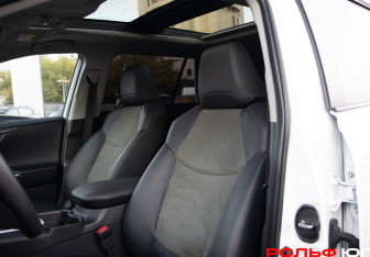Подержанный автомобиль Toyota RAV4 2025 года (12 фото)