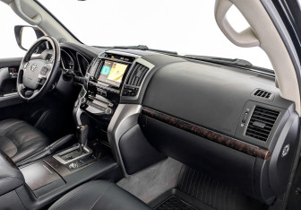 Подержанный автомобиль Toyota Land Cruiser Suv 2013 года (11 фото)