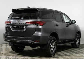 Подержанный автомобиль Toyota Fortuner 2020 года (3 фото)