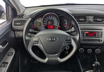 Подержанный автомобиль Kia Rio Sedan 2017 года (25 фото)